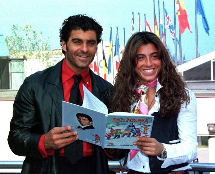 Novembre 1998: Alberto, a pochi mesi dal ritiro dai campi da sci, mostra un libro per ragazzi a lui ispirato. Accanto a lui, la sorella Alessia (Ap)